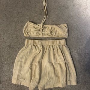 Selling this cute  3 piece summer set. Never worn and it’s a extra small